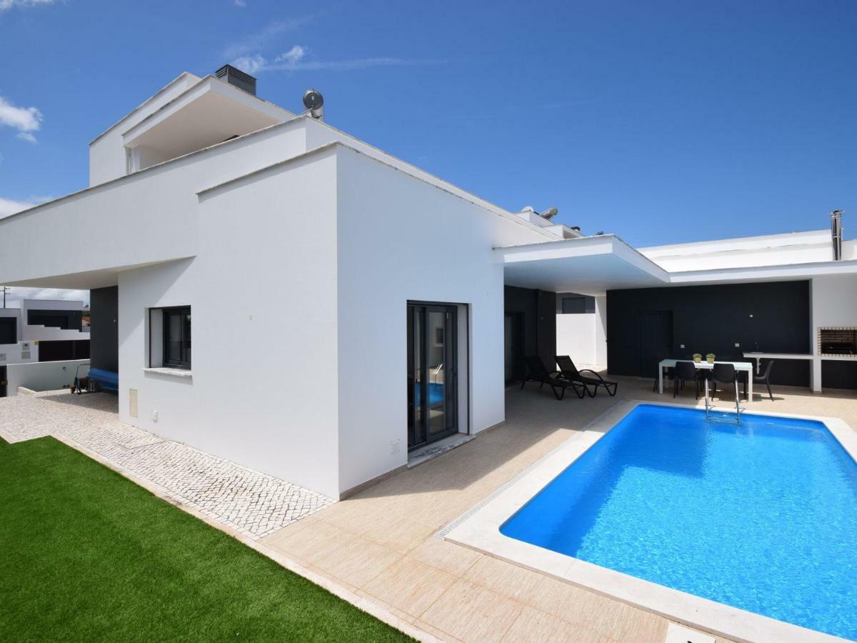 Modern Villa With Private Pool Near The Beautiful Beach Of Foz De Arelho Nadadouro Buitenkant foto